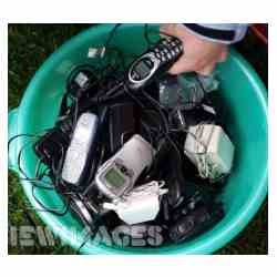 Mau Selamatkan Lingkungan? Daur Ulang Ponsel Tua!